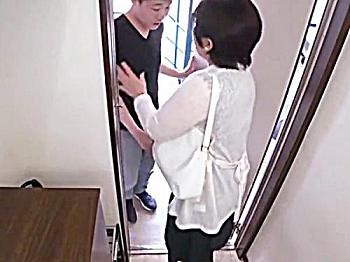 [40代]◇四十路熟女おばさん・逆ナンパ｜フェラ抜き・ごっくん◇『さぁ、入って～♡』近所の若者チンポ連れ込み性欲処理するエロBBA