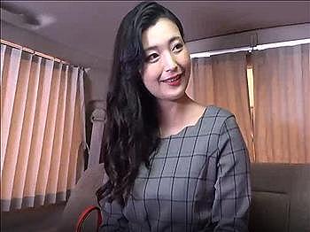 [三十路]【誘惑のセレブ妻】旦那以外との濃蜜な性交体験★豊満な尻とバストでナンパ師と交わる美熟女