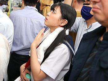 [エロ]〖フェラ×指マン〗電車内で痴漢に遭遇した瞬間‼豊満なバストの女子高生が抵抗できずにされるがままで興奮必須！ｗｗｗ