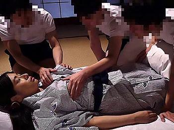 [エロ]【女教師×夜這い】魅了する豊満バストの美人教師が修学旅行で悪戯な生徒たちに寝込みを襲われ裸体で激しい輪姦に耽るｗｗｗ