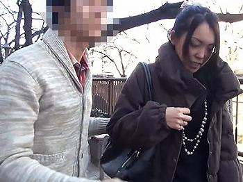 [エロ]《素人×フェラ》通りで見つけた豊満なヒップの奥さんを巧みに誘惑し濡れそぼつ秘所を激しく突きまくり精液を注ぎ込む快感の渦