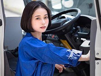 [エロ動画]＜巨乳×MINAMO＞豊満バストの美妻が熟練ドライバーに誘惑され子宮の奥底を激しく貫かれ孕ませの快感に没頭する